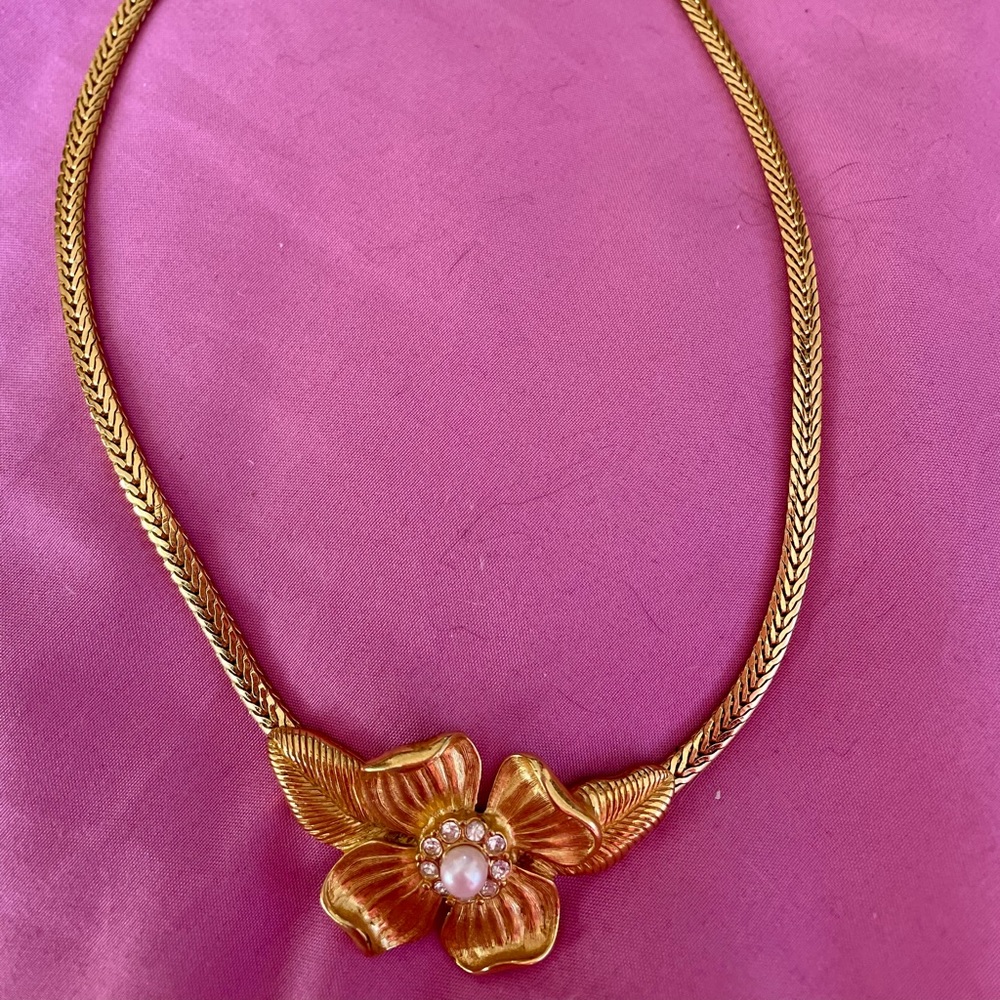 Gold platted flower necklace